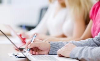 Weiterbildung: 40 Prozent der Berufstätigen haben ihre digitalen Kompetenzen verbessert 